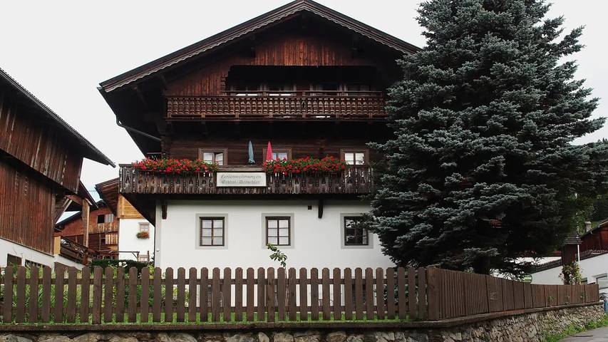 Ferienwohnung für 4 Personen, mit Balkon und Garten sowie Pool in Obertilliach