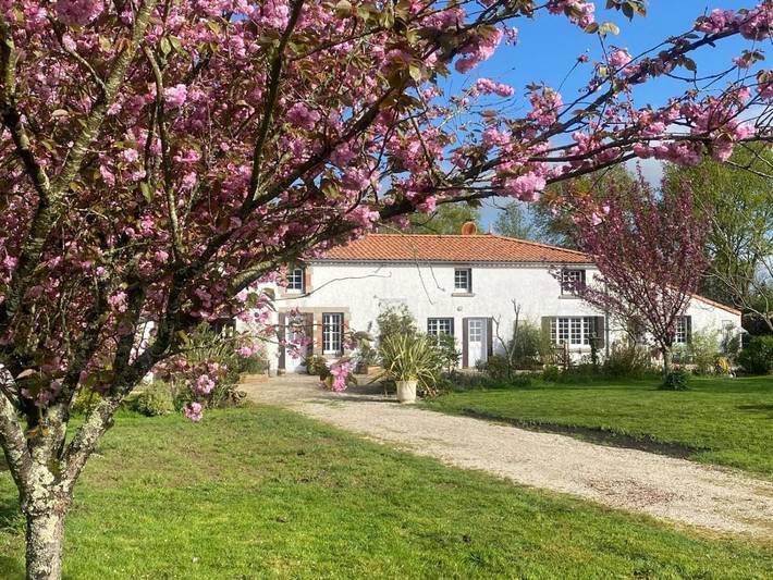 Gîte pour 2 personnes, avec vue et jardin à Chaillé-sous-les-Ormeaux
