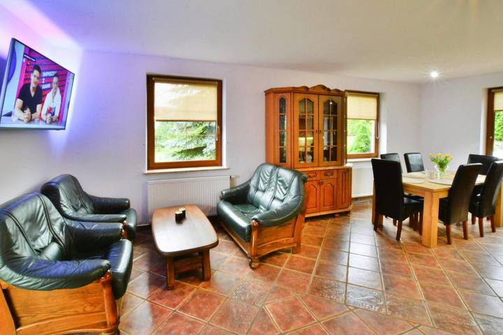Großes, komfortables Ferienhaus mit Garten in Powiat Sławieński