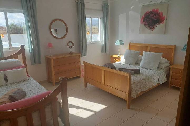 Lovely family villa overlooking Lake and Mountains 15 mins from Coast in Viñuela, Cordillera Penibética