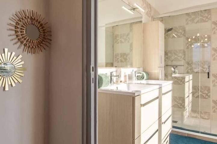 Location de vacances pour 2 personnes, avec terrasse ainsi que piscine et jardin dans Porte-de-Savoie - 4