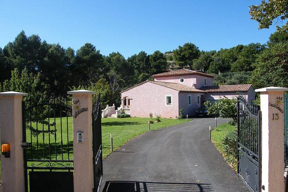 Magnificent villa for 12 with pool and jacuzzi in Provence in Salon-de-Provence, Aix-en-Provence en omgeving