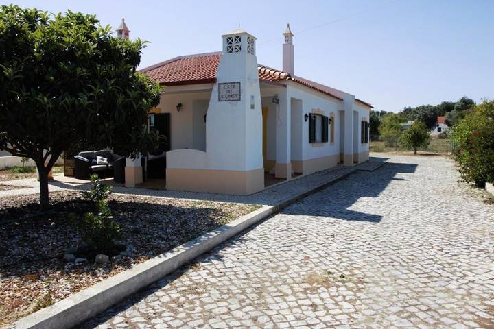Casa de férias para 10 pessoas, com vista e jardim e ainda piscina em Ferreiras