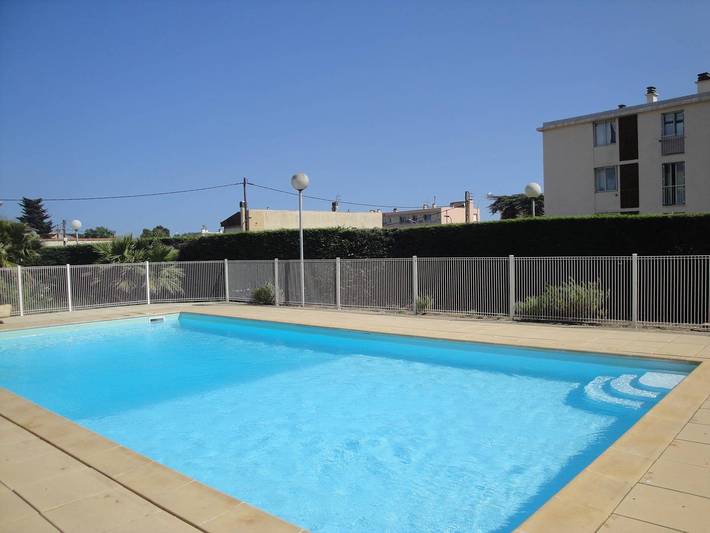 Location de vacances pour 4 personnes, avec Terrasse ainsi que Jardin et Piscine à La Seyne-sur-Mer