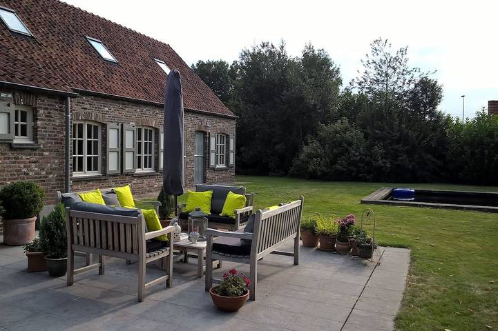 Location de vacances pour 5 personnes, avec piscine ainsi que jardin et balcon à Beernem