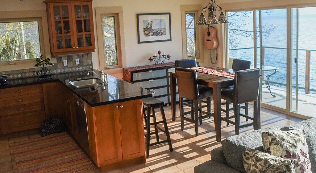 Private Waterfront Beach House Kayak, Paddle Board & Whirlpool alles inklusive genießen in Sechelt, Sunshine Coast Regional District