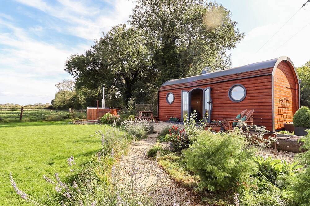 The Happy Valley Pod, romantic, with hot tub in Chipping Norton in Oxfordshire
