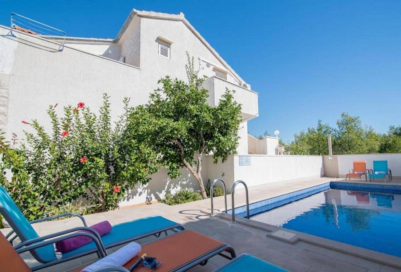 Ganze Wohnung, 3-Zimmer-Ferienwohnung mit Terrasse und Meerblick Supetar, Brac A-16774-d in Supetar, Brac