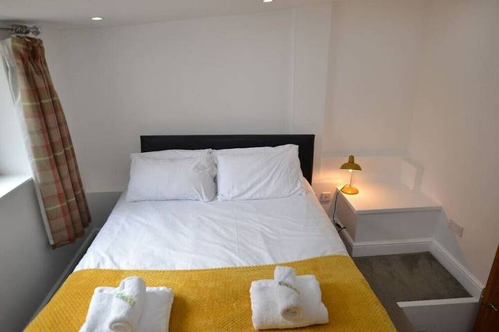 Entire apartment, Willow Tree 1 bed Apartment - Stayseekers in Salisbury, Wiltshire