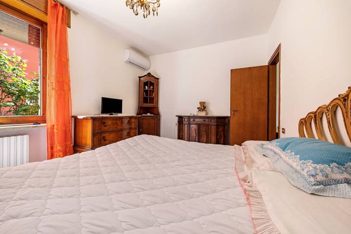 Entire apartment, Holiday Apartment "Luminoso" with Shared Garden and Wi-Fi in Bardolino, Garda Mountains