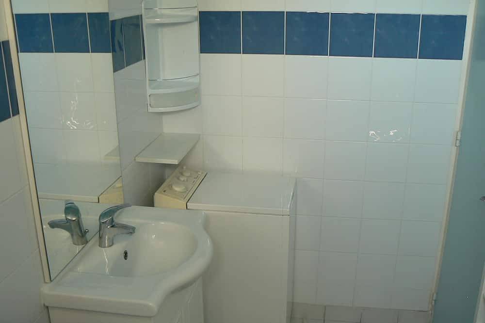 Apartamento entero, Estudio muy tranquilo, entre París y Versalles, cerca de la estación de tren de Ville d'Avray. in Ville-d'Avray, Altos del Sena