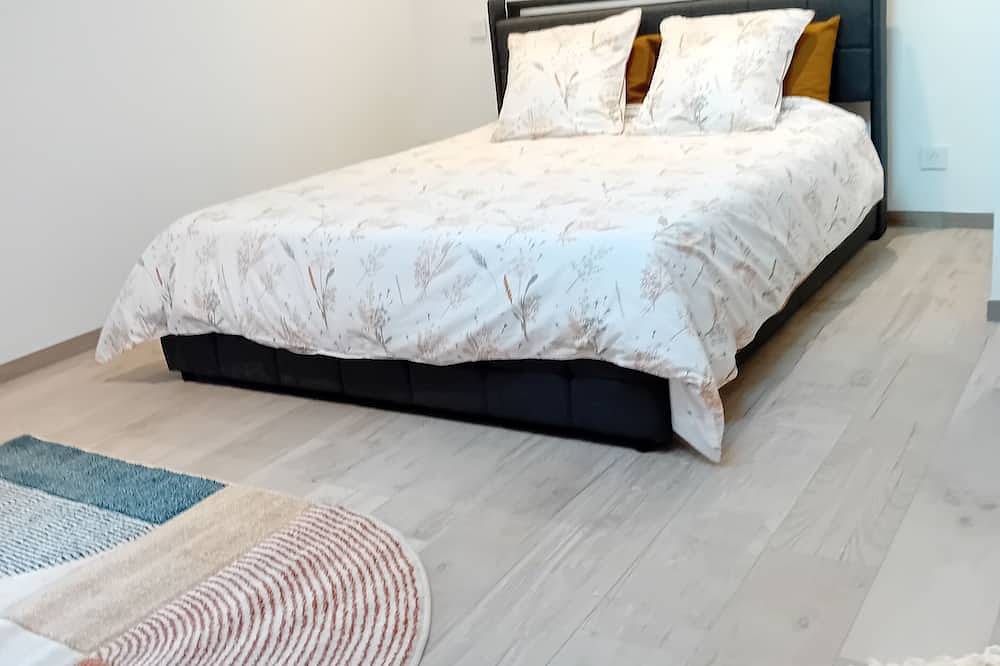 Apartamento entero, New, single-storey apartment in a Gers mansion with hillside views in Lectoure, Gers
