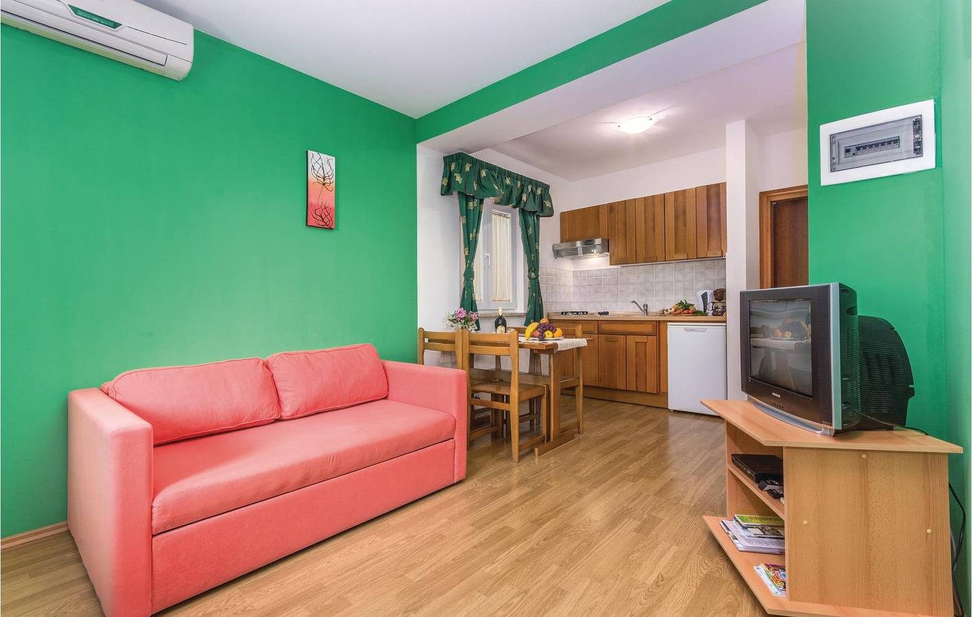 Ganze Ferienwohnung, Modernes Apartment mit Terrasse, WLAN und Parkplatz in der Nähe des Restaurants „Captain Morgan“ in Vabriga, Tar-Vabriga