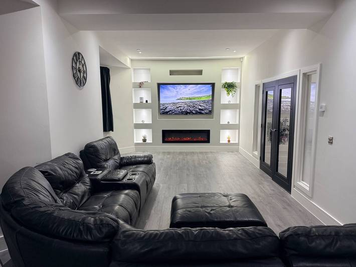 Luxuriöses Haus mit 5 Schlafzimmern, 3 Badezimmern, Spielzimmer und Parkplatz in Caerphilly und Umgebung