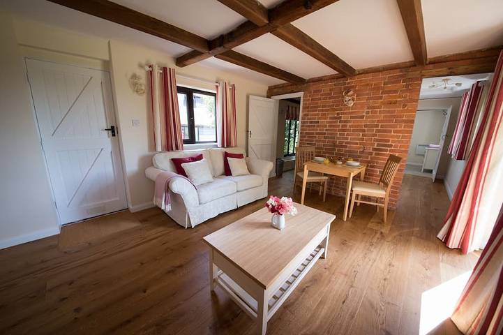 Luxury Country Cottage with Access to Swimming Pool in High Halden, Ashford region