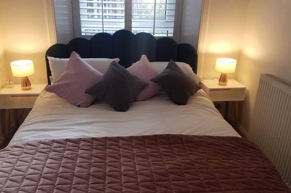 Entire apartment, Dalmeny Street Apartment Bright Modern 1 Bed Flat - 10 Mins from City Centre in Leith, Edinburgh