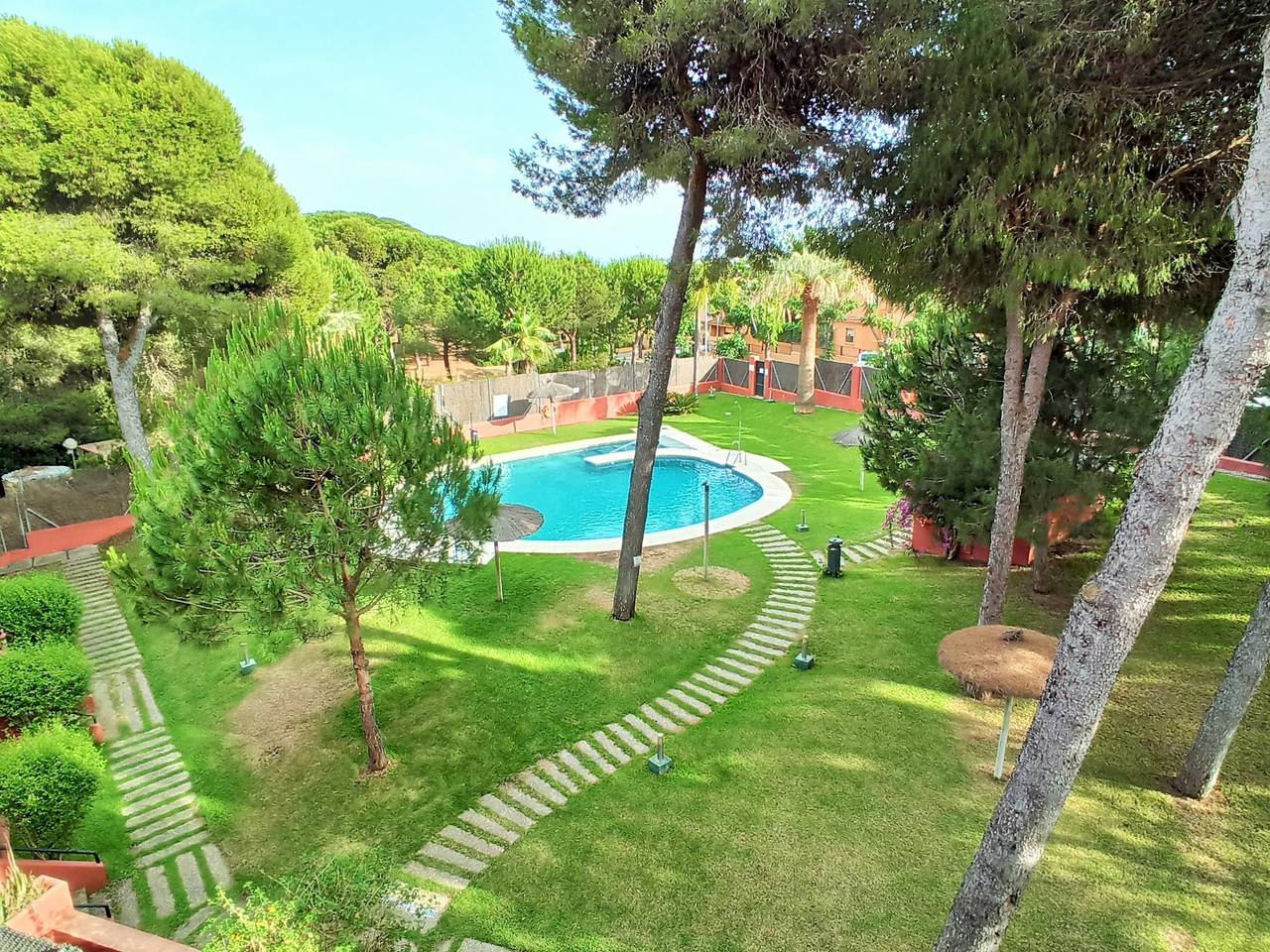 Apartamento vacacional entero, Para 4 personas, con terraza y piscina in Playa De Las Redes, El Puerto de Santa María