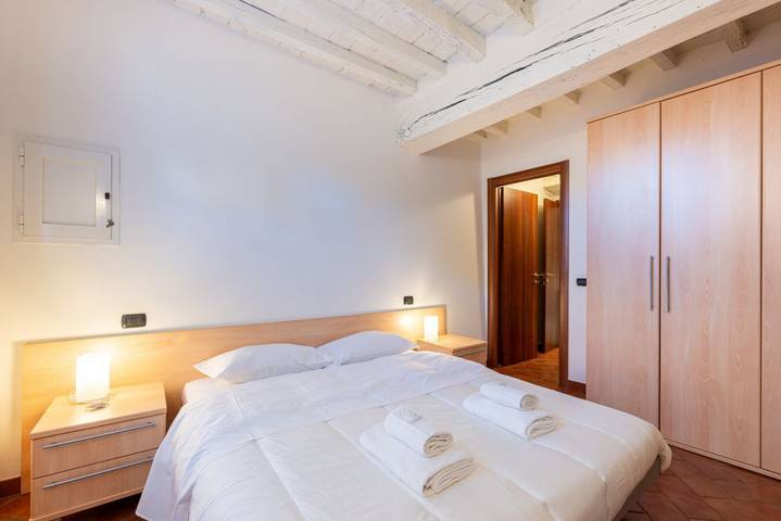 Entire apartment, Guesthost - Piazza San Bartolomeo Bright&Comfy Apt x4 in Parma, Parma Province
