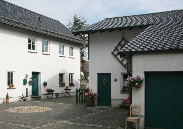 Ferienhaus für 4 Personen, mit Balkon und Terrasse sowie Sauna und Ausblick in Schleiden