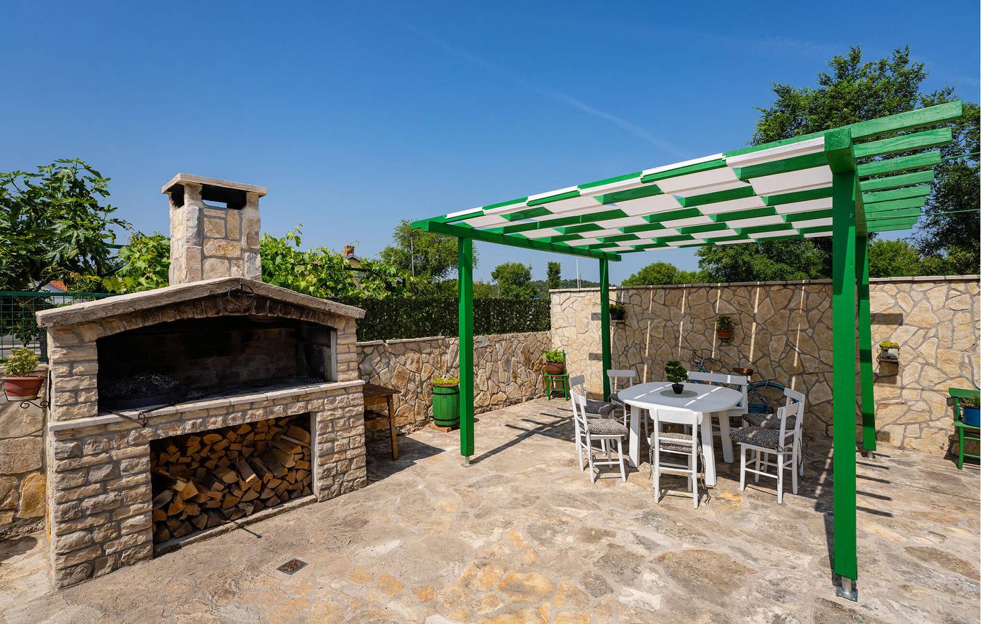 Charmante 2-Zimmer-Wohnung mit Pool und Terrasse in der Nähe des Stadtzentrums von Benkovac in Benkovac, Grad Benkovac