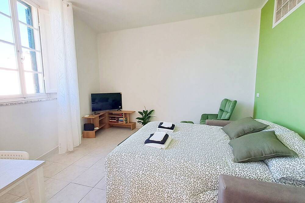 In quiet area, overlooking with sea view, 10 minutes from downtown and the sea in Livorno, Etruskische Küste