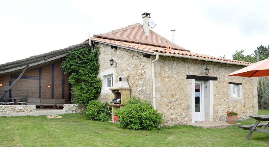 Gîte pour 4 personnes, avec terrasse ainsi que piscine et jardin en Dordogne - 4