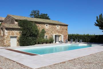 Location de vacances pour 14 personnes, avec terrasse et jardin, animaux acceptés à Saint-Julien-de-Peyrolas