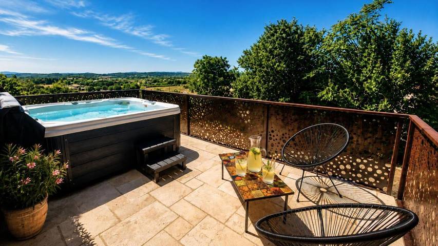 Location de vacances pour 8 personnes, avec jacuzzi et jardin à Euzet