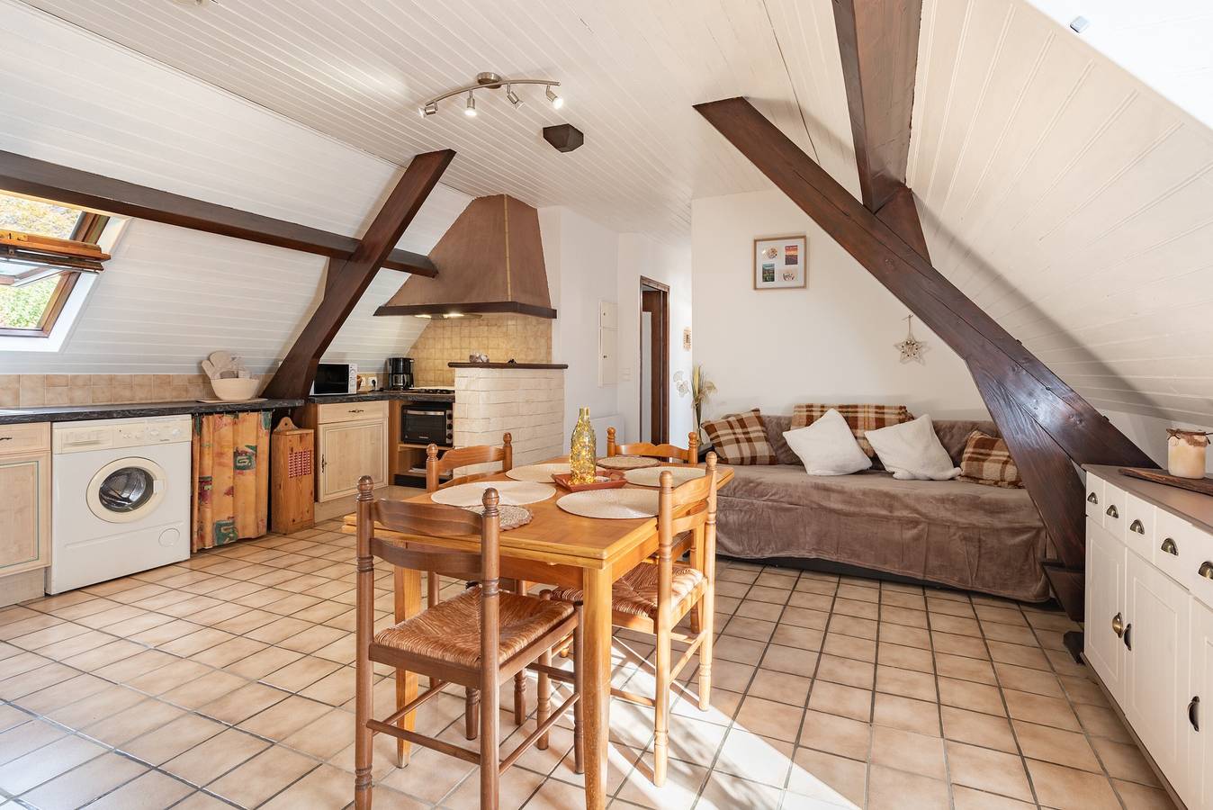 Casa vacacional 'Gary Luz' con vistas a la montaña, terraza privada y Wi-Fi in Sazos, Parque nacional de los Pirineos