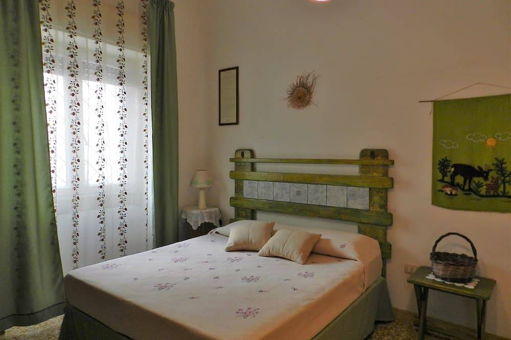 Entire apartment, House In The Court With Terrace in the historic center of Taviano 7 km from the sea in Taviano, Gulf of Taranto