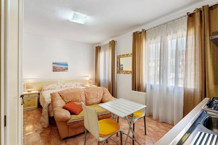 Ganzes Studio, Studio-Apartment 'Monolocale Yellow' mit Bergblick, Wlan und Klimaanlage in Siniscola, Nuoro Provinz