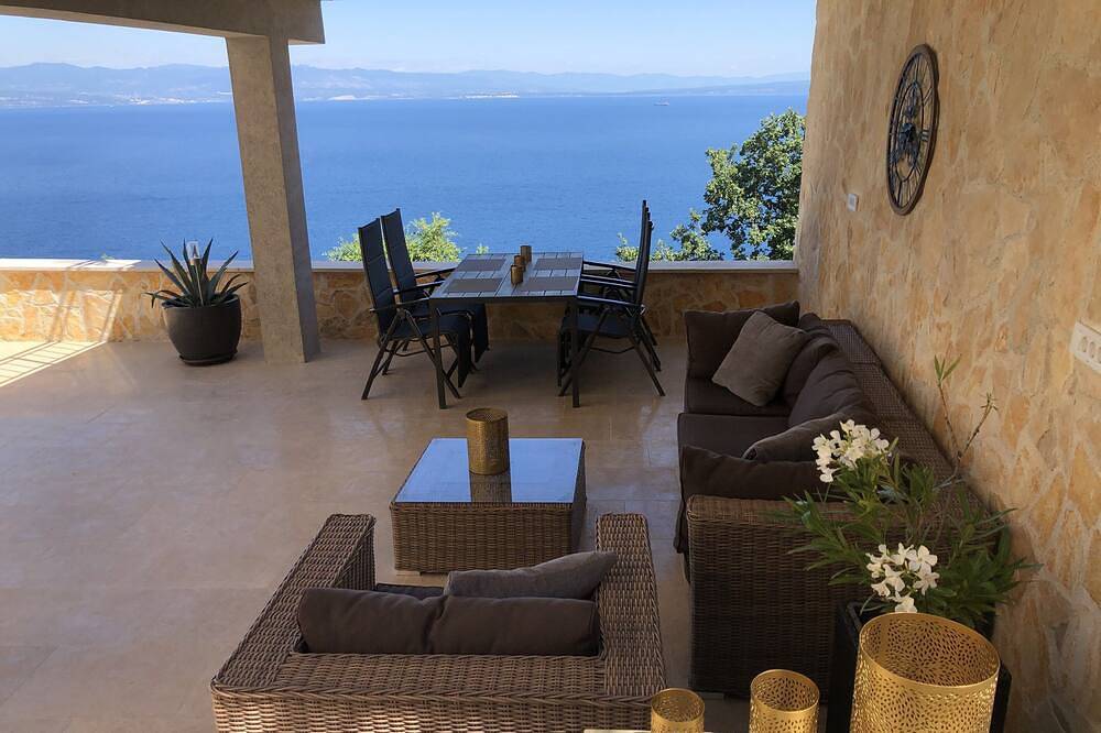 Ganze Wohnung, Einmalig Wohnung mit viel Platz im Aussenbereich und Pool in Medveja, Opatija Riviera