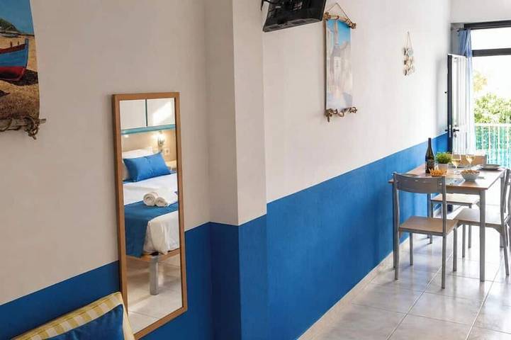 Apartamento entero, Beautiful Santa Barbara. Exclusive loft, studio apartment 4 single beds. in Spiaggia Due Pini, Rodi