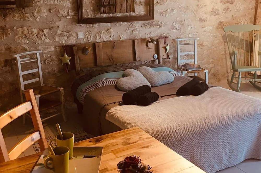 Gîte en pierre blanche, avec un joli four à pain comme terrasse, internet in Fargues, Quercy