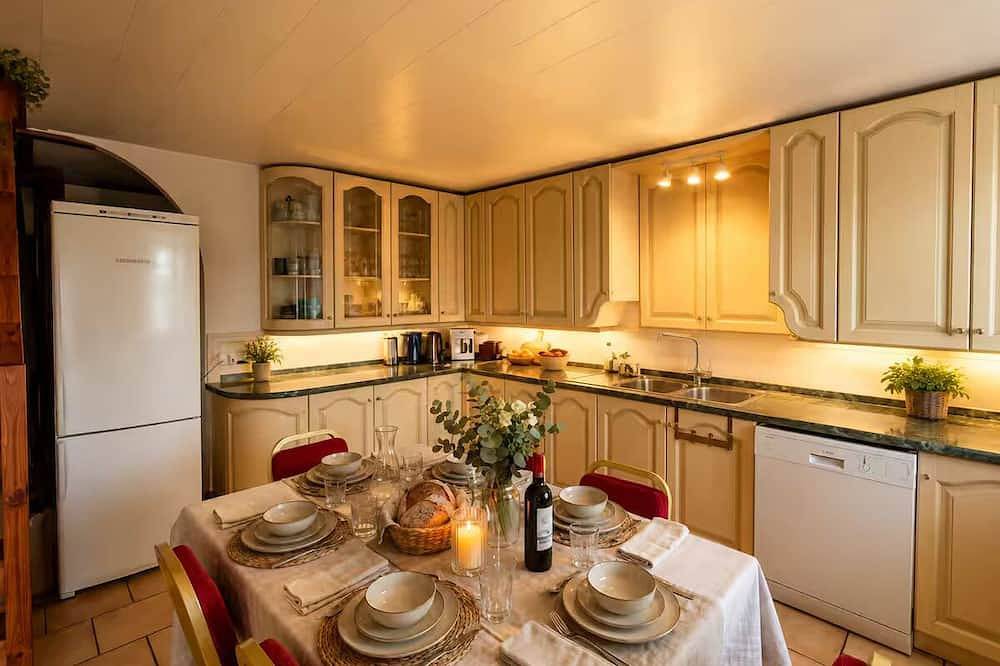 In the heart of Sancy: a vacation rental with a fireplace, a large garden, and mountain views in Chastreix, Regionaler Naturpark Volcans d'Auvergne