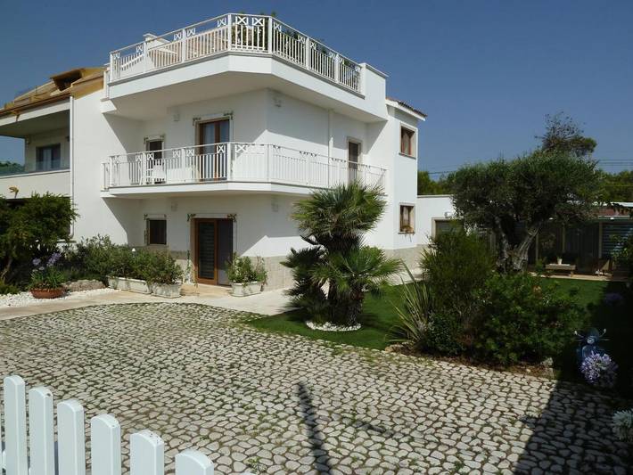 Appartement de vacances pour 4 personnes, avec Balcon et Terrasse ainsi que Jardin et Vue dans Castellaneta Marina