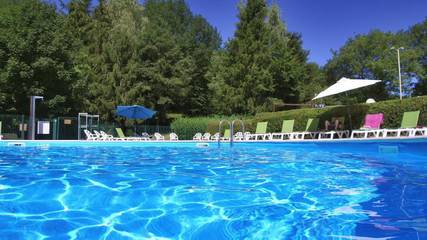 Parc de vacances pour 2 personnes, avec piscine ainsi que jardin et bassin pour enfant, animaux acceptés en Auvergne