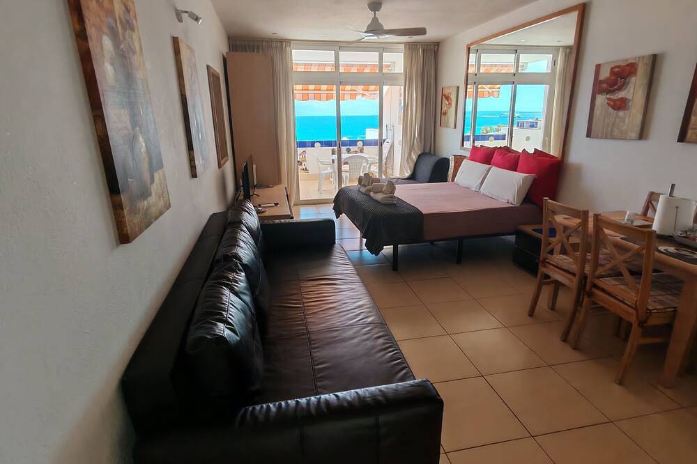 Entire apartment, Azahara Iii Studio, Playa Las Vistas with wonderful seaview, pet friendly in Playa de las Américas, Arona