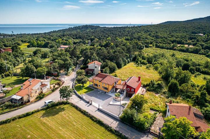 Agriturismo per 4 persone, con Terrazza e Giardino nonché Piscina e Panorama in Trieste e dintorni
