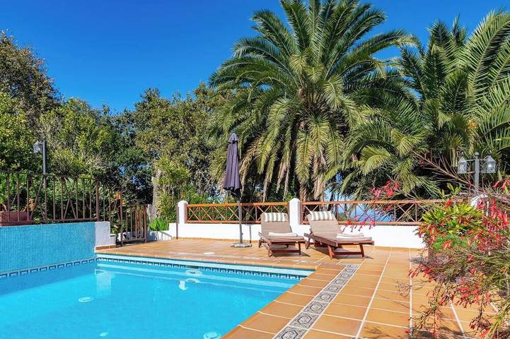 Casa rural para 3 personas, con balcón además de piscina y jardín en Moya