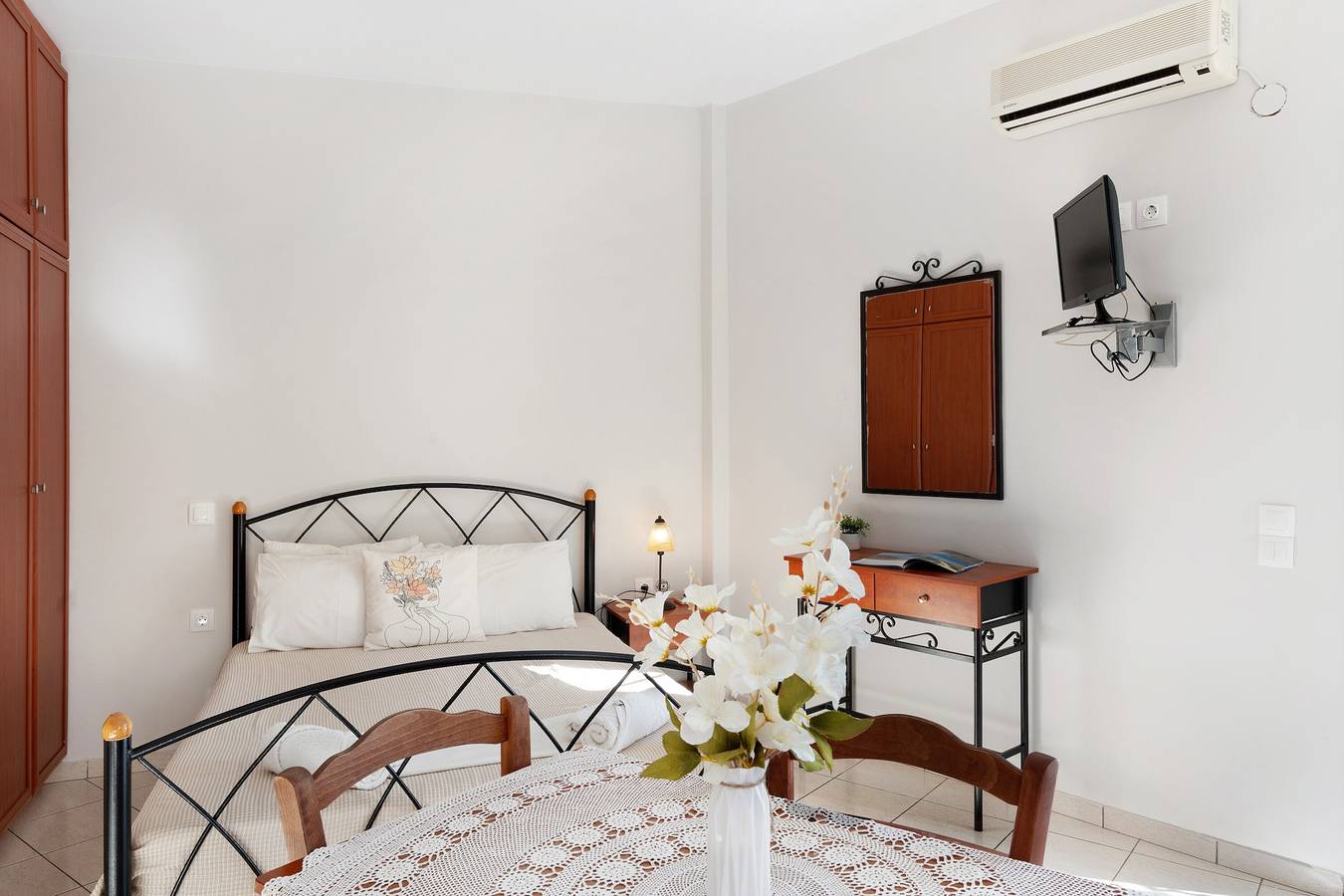 Entire studio, Studio Apartment 'Merichas 7 Irida' with Mountain View, Wi-Fi and Air Conditioning in Kythnos