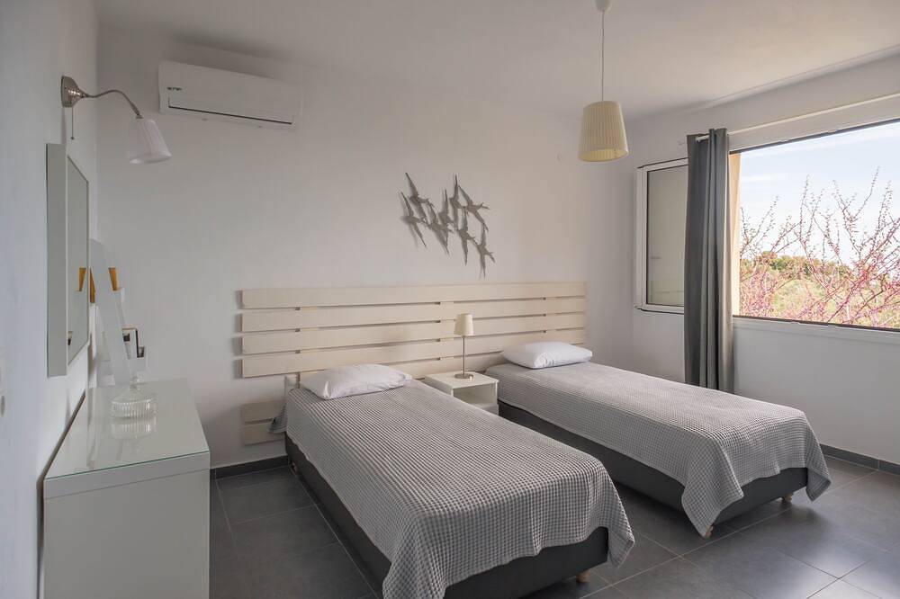 Aegean Breeze Skiathos, a spacious villa with pool and magnificent sea view in Sporaden