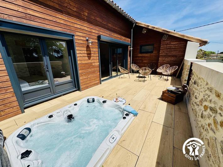 Gîte pour 6 personnes, avec Jacuzzi ainsi que Terrasse et Jardin