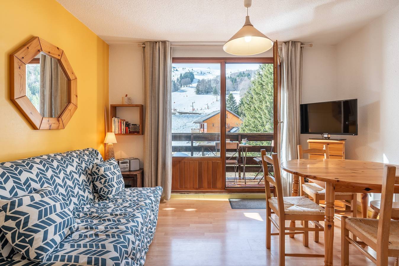 Ganze Wohnung, Appartement 'Duplex Station Alpe Du Grand Serre' mit Bergblick, privater Terrasse und Wlan in La Morte, Nationalpark Écrins