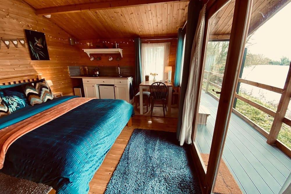 Romantic Lakeside Lodge with Hot Tub at Kingfisher Lakes Glamping in Brandesburton, East Riding of Yorkshire