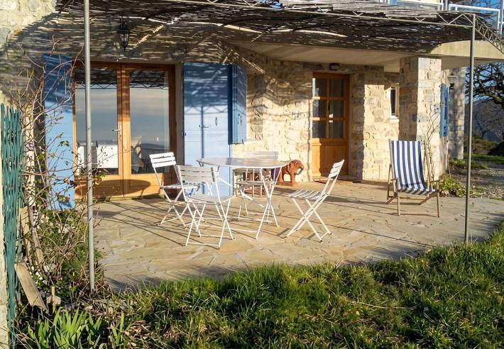 Gîte pour 6 personnes, avec Jardin et Vue sur le lac à Eygaliers