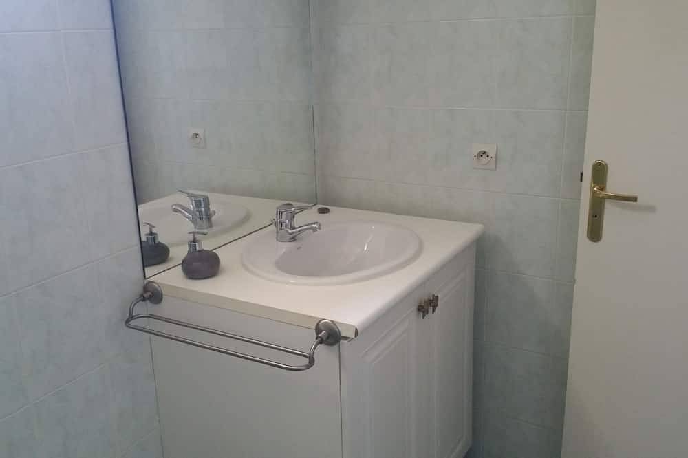 Ganze Wohnung, Sehr schönes 3 Zimmer modernes Schwimmbad Parkplatz Wifi 300 m Golfe Juan Strand in Vallauris, Cannes und Umgebung