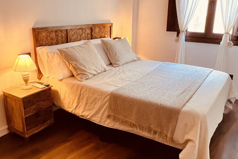 Villa 'Valeria, Casa Cueva 1748' with Private Terrace, Wi-Fi and Air Conditioning in Requena, Valencia Province
