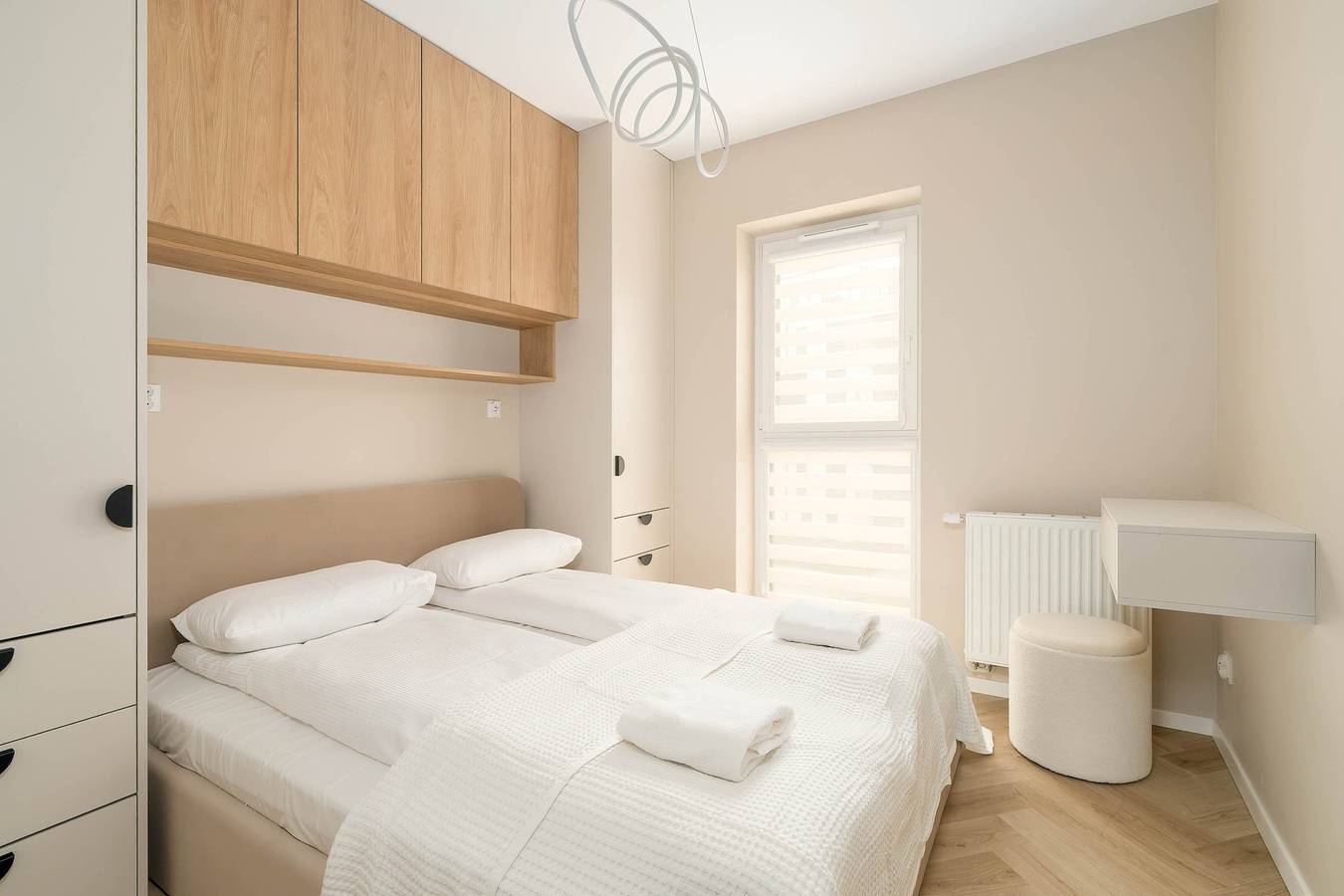 Ganze Wohnung, Bright Apartment with Balcony | Garage Parking and Air Conditioning in Posen, Großpolen