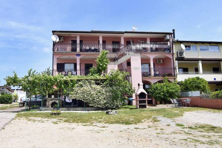 Ferienwohnung für 6 Personen, mit Terrasse und Garten